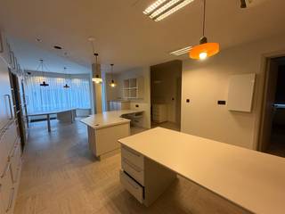 Instapklare kantoorruimte of praktijkruimte. Reeds voorzien van burelen en verlichtingsarmaturen vlakbij de Markt en de Hepperpoort.Tevens een aparte...