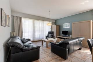 Op zoek naar een appartement gelegen in een rustige straat, maar toch met een uitstekende bereikbaarheid? Dit schitterende halfopen appartement met een subliem EPC A-label staat nu te koop in Deurne. Gelegen aan de rustige Nieuwe Donk, combineert deze woonst het comfort van een moderne indeling met een strategische ligging nabij belangrijke invalswegen en het prachtige Rivierenhof.<br /><br />Dit unieke appartement te koop blinkt uit in energiezuinigheid en modern wooncomfort. Dankzij een Mobiscore van maar liefst 9/10 geniet u hier van een vlotte verbinding, terwijl de nabijheid van de groene long van Antwerpen zorgt voor de nodige ontspanning. Het gebouw is uitgerust met een lift en beschikt over een gezamenlijke fietsenstalling op de gelijkvloerse verdieping.<br /><br />Indeling van het appartement:<br />- Lichtrijke en open leefruimte met directe toegang tot het terras<br />- Volledig ingerichte open keuken<br />- Praktische, aparte berging aansluitend aan de keuken<br />- Twee volwaardige slaapkamers<br />- Apart toilet<br />- Ruime en comfortabele badkamer<br /><br />Troeven van dit appartement te koop in Deurne: <br />- EPC: 89 kWh (A) <br />- Mobiscore 9/10<br />- Lage gemeenschappelijke kosten (110 €/maand) <br /><br />Bent u geïnteresseerd in dit vastgoed te koop in Deurne? Aarzel dan niet om ons te contacteren. Het Dewaele vastgoedkantoor van Deurne aan de Turnhoutsebaan staat graag tot uw dienst. Had u graag een gratis schatting van uw eigendom? Bel ons voor een vrijblijvend gesprek op 03/666.66.66 of mail naar deurne@dewaele.com<br /><br />Bestuursmaatregelen in het maatregelenregister: nee