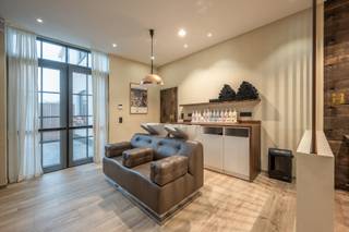 <p>Bent u op zoek naar een locatie waar u wonen en werken kunt combineren? Op zoek naar visibiliteit voor uw zaak? Mis deze kans niet. Het pand dankt z’n mobiscore van 9,1/10 aan z’n nabijheid tegenover winkels, scholen, openbaar vervoer en z’n ligging op wandelafstand van centrum Brugge.</p>
<p>Het pand is bijzonder degelijk gebouwd met betonnen tussenverdiepingen, werd met smaak gerenoveerd en is ingedeeld als volgt: <br />Handelsruimte: open ruimte handelsruimte met afzonderlijke toegang, aansluitingen water en elektriciteit (heden voorzien als kapsalon), afzonderlijk toilet voor klanten, volledig uitgeruste (personeels-)keuken met kookplaat, oven, vaatwas, koelkast en spoelzone, bureau/eetplaats, bergruimte, maatkasten en aansluitingen voor wasmachine en droogkast. <br />Het gelijkvloers kan afzonderlijk gebruikt worden en beschikt over eigen verwarmingsketel, naast die voor de woning.</p>
<p>Woning: aparte inkom, authentieke trap, leefruimte op eerste verdieping met open keuken (gaskookplaat, dampkap, oven, microgolfoven, vaatwas), eetplaats, ruime zithoek, badkamer met inloopdouche, badkamer met ligbad, 3 slaapkamers.</p>
<p>Bijkomende troef: niet alleen is er de aangelegde tuin met zonneterras, er is ook een BIJGEBOUW, ideaal voor feestelijkheden, mancave, opslag,… dat beschikt over eigen sanitair.</p>
<p>Het pand scoort goed qua energiezuinigheid EPC B) dankzij z’n isolatie, isolerende beglazing, recente CV ketels, 15 zonnepanelen,…</p>
<p>Contacteer Bonne Vastgoed 7 op 7 voor bezoek of meer info via 0468/10.40.40 of info@bonnevastgoed.be .</p>