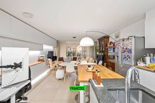 Dit ruim en modern tweeslaapkamerappartement bevindt zich pal in het centrum van Oostende. In de omgeving heeft u al het moois wat Oostende te...