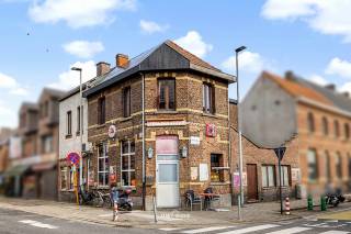 Droomt u ervan wonen en werken te combineren op één locatie? Dan is dit een unieke opportuniteit. Het geheel bestaat uit twee aparte...