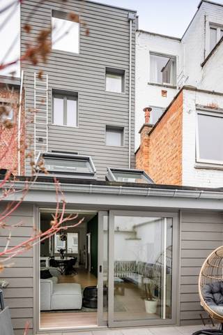 In een rustig straatje, op wandelafstand van het bruisende stadscentrum, bevindt zich deze volledig gerenoveerde woning waar ruimte, licht en hedendaags wooncomfort centraal staan. De woning werd in 2019-2020 grondig vernieuwd en verkeert vandaag in uitstekende staat.<br /><br />Via de inkomhal met gastentoilet kom je in de moderne, volledig uitgeruste keuken. Achteraan opent de woning zich naar een gezellige eet- en leefruimte met directe toegang tot de zonnige stadkoer, een aangename plek om in alle rust van het buitenleven te genieten.<br /><br />De eerste verdieping is volledig ingericht als masterverdieping, met een ruime slaapkamer en een stijlvolle ensuite badkamer uitgerust met ligbad, douche, dubbele lavabo en toilet. Op de tweede verdieping bevinden zich nog twee volwaardige slaapkamers, elk voorzien van een eigen lavabo, en een tweede badkamer met douche en toilet.<br /><br />De absolute blikvanger van deze woning bevindt zich op de bovenste verdieping: een royaal en zonnig dakterras met veel privacy, een zeldzame luxe midden in Leuven.<br /><br />Met een bewoonbare oppervlakte van circa 150 m², een gunstig EPC B, conforme elektriciteit, een vernieuwd dak en een asbestveilig attest biedt deze woning niet alleen charme, maar ook gemoedsrust. Daarnaast beschikt ze over een praktische kelder en is er de mogelijkheid om een parkeerplaats te huren in de onmiddellijke omgeving.<br /><br />Een ideale woning voor wie zorgeloos wil wonen op een toplocatie, met alle voorzieningen, winkels, horeca en het station binnen handbereik. Contacteer ons voor een bezoek en ontdek zelf de troeven van deze unieke Leuvense stadswoning.