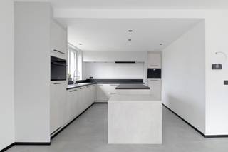 Dit ruim, luxueus afgewerkte appartement is gerenoveerd met oog voor detail, waarbij telkens een stap verder is gezet dan “de standaard”.Dankzij de...