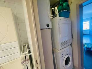 Assebroek, <u><strong>RUIME LICHTRIJKE INSTAPKLARE WONING met GROTE TUIN met UITWEG en oprit ,</strong></u> <strong><u>mogelijkheid garage te bouwen van zeker 30m²,</u></strong><br /><u><strong>3 SLAAPKAMERS, Badkamer en douchekamer. </strong></u>Supergoede ligging,vlakbij scholen, winkels, bushalte<br />Omvat: inkomhal met nieuw toilet , <u>living van 40m²</u>, ingerichte nette keuken ( oven, gasfornuis ,vaatwas,veel kasten),<u> eetkeuken van 17m²</u> met zicht op zuidoost gerichte tuin met terras, ook op het gelijkvloers, badkamer met ligbad, plaats voor wasmachine en droogkast.<br />1 é Verd: douche kamer met toilet, 2 mooie slaapkamers, overloop naar dakverdieping, waar terug ruime overloop en grote slaapkamer.<br /><br />PVC-ramen met hoogrendementsglas, centrale verwarming op aardgas.<br />Tot in de puntjes verzorgd , JUIST VERHUIZEN !<br /><br />