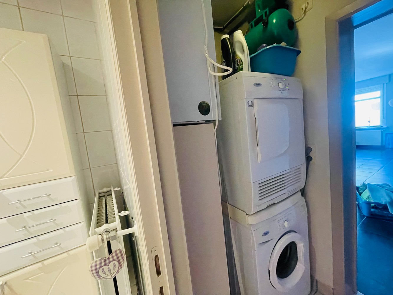 Assebroek, RUIME LICHTRIJKE INSTAPKLARE WONING met GROTE TUIN met UITWEG+ OPRIT , mogelijkheid garage te bouwen,3 SLAAPKAMERS, Badkamer en douchekamer. - foto 2