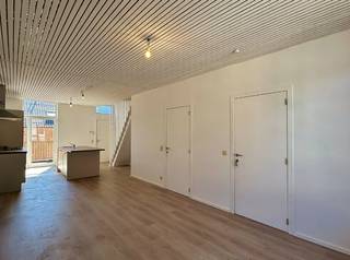 Dit appartement bevindt zich op wandelafstand van de Grote Markt en het station en is als volgt ingedeeld: ruime lichtrijke leefruimte met open...