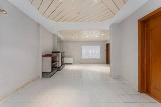 Deze volledig te renoveren woning aan de rand van Deerlijk bestaat uit:<br />- Gelijkvloers met: inkomhal, ruime leefruimte met houtkachel, ruimte voor een slaapkamer of bureau, ingerichte keuken (met fornuis, oven, microgolfoven en vaatwasmachine), toilet, bijkeuken, badkamer (met dubbele lavabo en ligbad), kelder, terras met tuinberging en zeer ruime garage met berging die kan gebruikt worden als opslagruimte;<br />- De 1e verdieping met: 2 slaapkamers en niet-geïsoleerde zolderruimte.<br />Deze woning beschikt over: verwarming op elektriciteit (accumulatie), een regenput en een waterontharder.<br />Deze woning is onderhevig aan de geldende renovatieplicht en dient gerenoveerd te worden naar energielabel D.<br />Bent u iemand die zelf de handen uit de mouwen kan steken, leg dan nu uw afspraak vast aan deze woning met mogelijkheden.