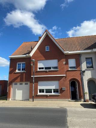 Centraal gelegen woning met grote garage.De woning bestaat uit:Gelijkvloers: Inkomhal - leefruimte met zit- en eethoek - eetplaats - veranda - keuken...