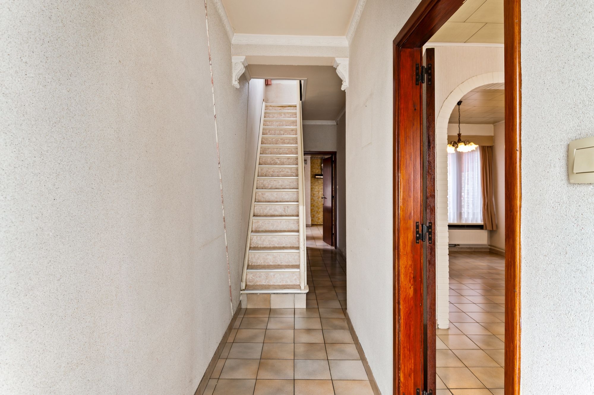 Te renoveren gezinswoning met leuke tuin en 2 garages op topligging in Brasschaat! - foto 3