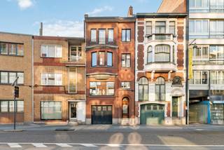 Statige en karaktervolle herenwoning in het centrum van HasseltDeze unieke woning is gelegen op de kleine ring van Hasselt. Het bruisende centrum,...