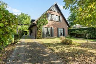 <p><strong>Open bebouwing in het centrum van Humbeek met aangename tuin en renovatiemogelijkheden.</strong><br />Deze woning uit 1973 is centraal gelegen in Humbeek, nabij scholen, openbaar vervoer en dagelijkse voorzieningen. Dankzij de aangename tuin met vijver geniet je hier van een groene buitenruimte in een residentiële omgeving. De woning biedt een praktische indeling met onder meer 3 slaapkamers, een bureel en een garage, waardoor ze heel wat potentieel heeft voor gezinnen of wie wonen en werken wil combineren. Bovendien biedt het te renoveren karakter de kans om de woning volledig naar eigen smaak en hedendaagse normen in te richten. Een interessante opportuniteit voor wie een huis zoekt in Grimbergen met mogelijkheden op een centrale ligging.<br /><br /><strong><u>Belangrijkste ruimtes:</u></strong><br />• Inkomhal met apart toilet en handenwasser<br />• Woonkamer met aansluitende eetkamer<br />• Keuken uitgerust met oven en elektrische kookplaat<br />• Berging met extra opbergruimte<br />• Terras met toegang tot de tuin<br />• Aangename tuin met vijver/waterpartij<br />• 3 slaapkamers<br />• Badkamer met dubbel lavabomeubel, ligbad en toilet<br />• Bureel, ideaal voor thuiswerk<br />• Garage met automatische garagepoort<br />• Kelder met deels kruipkelder<br /><br /><strong><u>Troeven:</u></strong><br />• Centrale ligging in het centrum van Humbeek<br />• Aangename tuin met terras en vijver<br />• Te renoveren woning met veel potentieel<br /><br />Meer informatie of een bezoek met Zoë Buelens? Contacteer ons via +3223351112<br />JOUW DROOMHUIS. ZO GEVONDEN!</p>