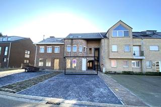 (ver)NIEUWBOUW gelijkvloers appartement (+-117M²), rustig doch centraal gelegen in kleine residentie van 4 appartementen, met terras en tuin.Verder...