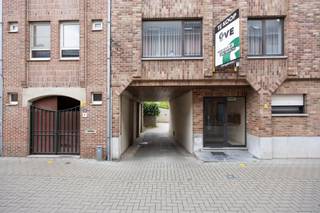 Deze garagebox (box 6) bevindt zich op een absolute topligging in het centrum van Leuven. In een buurt waar parkeergelegenheid bijzonder schaars is, vormt dit een uitstekende investerings- én gebruikskans.<br /><br />De garageboxen zijn achterin gelegen en maken deel uit van een verzorgd geheel van 18 garageboxen en 1 staanplaats. Ideaal voor wie een veilige en vlot bereikbare parkeer- of opslagruimte zoekt. De daken werden recent volledig vernieuwd. <br /><br />Interesse of meer informatie?<br />0474 386393<br />lotte@immogve.be
