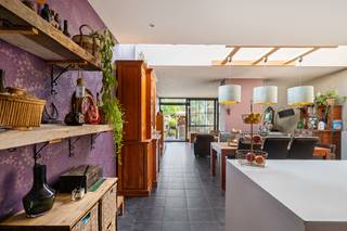 Op een uitstekende locatie nabij het centrum van Lier bevindt zich deze ruime instapklare woning met 3 slaapkamers en stadstuin. U bevindt zich hier op wandelafstand van winkels, scholen, eet- en drankgelegenheden en het openbaar vervoer. <br /><br />We betreden de woning via de inkomhal waar de gastentoilet en de praktische berging zich bevindt. Vooraan de woning beschikt u tevens over een ruime kamer die u als slaapkamer, kantoor en/of fietsenberging kan inrichten. De inkomhal geeft uit op een volledig geïnstalleerde open keuken en gezellige eetplaats. Achteraan de woning bevindt zich de cosy en lichtrijke zithoek die via een schuifraam toegang biedt tot de gezellige stadstuin met zwembad en pool house. Via de nachthal op de eerste verdieping heeft u toegang tot een ruime slaapkamer, apart toilet en tot de badkamer met bad, inloopdouche en dubbele lavabo. Op de tweede verdieping bevindt zich de tweede ruime slaapkamer die u indien gewenst kan opdelen in twee kleinere kamers.<br /><br />Dit is een uitstekende opportuniteit wanneer u op zoek bent naar een zeer ruime woning met 3 slaapkamers op een uitstekende locatie te Lier. Contacteer ons voor meer informatie op 0472 95 20 71 of neem een kijkje op www.boonstravastgoed.be .<br /><br />Bijzonderheden:<br />- stadstuin met zwembad<br />- Instapklaar<br />- Wandelafstand centrum Lier