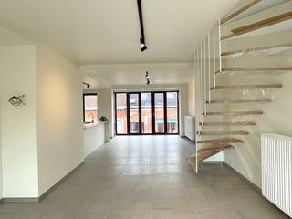 Luxueuze afwerking, 2 slaapkamers en groot terras ….Pal in het centrum vinden we op de 2e verdieping van dit mooie pand een al even knap appartement...