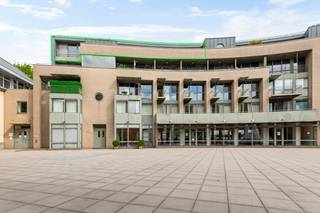 In het centrum van Brasschaat bevindt zich dit bijzonder ruime en lichtrijke penthouse, ontworpen door architect Jef Van Oevelen. Het appartement combineert een hoogwaardige afwerking met royale leefruimtes, twee terrassen en een uitzonderlijk centrale ligging. Winkels, supermarkten, restaurants, de bibliotheek en het Park van Brasschaat bevinden zich allemaal op wandelafstand.<br /><br />Via de lift bereiken we rechtstreeks de ruime inkomhal van het appartement, afgewerkt met een tegelvloer. Van hieruit betreden we de indrukwekkende leefruimte van ca. 95 m², voorzien van massief eiken parket. De grote raampartijen over de volledige breedte zorgen voor een bijzonder aangename lichtinval en geven rechtstreeks toegang tot het ruime zuidwestgerichte dakterras van ca. 38 m², met panoramisch zicht over Brasschaat.<br /><br />Aansluitend aan de leefruimte bevindt zich een tweede salon/tv-ruimte van ca. 31 m², voorzien van een ingemaakte tv- en barkast en aansluiting voor speakers. <br /><br />De volledig geïnstalleerde keuken beschikt over een kookeiland met eethoek en is uitgerust met onder meer een inductiekookplaat, vaatwasser, oven, stoomoven en ingebouwde friteuse van Miele. Dankzij de vele ingemaakte kasten is er bovendien voldoende bergruimte voorzien. Vanuit de keuken is er toegang tot een tweede terras van ca. 6 m².<br />Aansluitend bevindt zich een praktische bijkeuken/wasplaats met aansluitingen voor wasmachine en droogkast.<br /><br />Verder beschikt het appartement over een gastentoilet met lavabo en een afzonderlijke bureauruimte van ca. 20 m², volledig op maat uitgevoerd in notenhout.<br />Deze ruimte kan indien gewenst worden ingericht als volwaardige slaapkamer.<br /><br />Het nachtgedeelte omvat een royale dressing die toegang geeft tot de master bedroom. Aansluitend bevindt zich de ensuite badkamer, uitgerust met een notenhouten lavabomeubel met twee opzetwastafels, een ruime inloopdouche en toilet.<br /><br />Via een vaste trap is bovendien nog een zolderverdieping bereikbaar, die bijkomende bergruimte biedt.<br /><br />Het appartement werd doorheen de jaren bijzonder goed onderhouden en is afgewerkt met kwalitatieve materialen en tal van ingemaakte kasten. Het beschikt over vloerverwarming met afzonderlijke circuits, gasverwarming via een Viessmann-installatie en airconditioning doorheen het appartement. <br /><br />Bij het appartement zijn tevens een dubbele garagebox met automatische poort en een private kelderberging inbegrepen.<br /><br />Troeven:<br />+ Centrale ligging in Brasschaat<br />+ Royale en lichtrijke leefruimte van ca. 95 m²<br />+ Zuidwestgericht dakterras van ca. 45 m²<br />+ Tweede terras van ca. 6 m²<br />+ Vloerverwarming en airconditioning<br />+ Dubbele garagebox met automatische poort<br />+ Private kelderberging<br />+ Gunstig EPC – B<br /><br />Interesse in dit appartement?<br />Contacteer ons via 03 337 50 70 of info@vbvastgoed.be voor meer info of een bezoek ter plaatse.