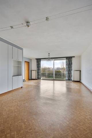 In de rustige Kleine Kerkstraat in Zaventem vind je dit ruime appartement op de tweede verdieping. Met een lichtrijke woonkamer, een...