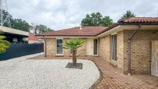 <p>Bij ImmoFusion 7/7 “open huis” : klik op onze 3D-TOUR.<br />Ervaar vastgoed alsof je er zelf doorloopt!</p>
<p>Op zoek naar een uitzonderlijke combinatie van wonen en ondernemen? Dan is deze eigendom absoluut het ontdekken waard! Je geniet hier van een perfect onderhouden loods, een echte parel, een volledig gelijkvloerse woning, een ruime tuin, een ingebouwd zwembad én achteraan nog een extra chalet. Het geheel wordt als één geheel verkocht.</p>
<p>De bedrijfsruimte beschikt over een inkomhal met bureel/onthaal, ideaal voor het ontvangen van klanten of het organiseren van de dagelijkse administratie. Alsook over een ruim magazijn en een apart toilet. Boven het bureel bevindt zich nog een professionele ruimte, ideaal als bureel voor de zaakvoerder. Daarnaast is er een extra ruimte voor werkmateriaal. De loods verkeert in goede staat en biedt dankzij haar ruime indeling tal van mogelijkheden voor verschillende bedrijfsactiviteiten.</p>
<p>Ook de woning is bijzonder aangenaam ingedeeld. Vanuit de inkomhal bereik je de twee volwaardige, ruime en lichtrijke slaapkamers. De moderne badkamer is eveneens lichtrijk en eigentijds ingericht.</p>
<p>De volledig geïnstalleerde en moderne keuken geniet van een mooie lichtinval en biedt zicht op de tuin. Ook de ruime woonkamer is bijzonder lichtrijk en beschikt over rechtstreeks zicht én toegang tot de grote tuin. Hierdoor ontstaat een mooie verbinding tussen de leefruimte en het buitenleven.</p>
<p>De loods beschikt over een EPB-label B. De woning heeft momenteel een EPC-label E, maar dit kan aanzienlijk verbeterd worden. Door de elektrische verwarming te vervangen door een warmtepomp, kan de woning in principe evolueren naar een EPC-label A.</p>
<p>Buiten vormt het ingebouwde zwembad een absolute blikvanger. De grote tuin biedt alle ruimte om te ontspannen en te genieten. Achteraan bevindt zich bovendien nog een chalet zonder afzonderlijk huisnummer, wat interessante mogelijkheden biedt, onder meer voor onderverhuur, afhankelijk van de geldende regelgeving.</p>
<p>De combinatie van een instapklare, gelijkvloerse woning met een professionele loods in perfecte staat maakt dit een bijzonder veelzijdige eigendom. Ideaal voor wie wonen en werken op één locatie wil combineren, maar ook interessant voor ondernemers en investeerders.</p>
<p>Pluspunten:<br />- Overname aandelen mogelijk<br />- Perfect onderhouden loods, echte parel<br />- Volledig gelijkvloerse woning<br />- 2 ruime en lichtrijke slaapkamers<br />- Moderne, lichtrijke badkamer<br />- Volledig geïnstalleerde moderne keuken<br />- Ruime, lichtrijke woonkamer met zicht op en toegang tot de tuin<br />- Grote tuin met ingebouwd zwembad<br />- Extra chalet achteraan zonder afzonderlijk huisnummer<br />- Professionele ruimte boven het bureel<br />- Extra ruimte voor werkmateriaal<br />- Wordt als één geheel verkocht<br />- Ideale combinatie van wonen en ondernemen<br /><br />Maatregelen opgenomen in het Maatregelenregister: nee</p>
<p>Voor een bezichtiging ter plaatse of meer info, bel ons op 078/78.78.70, of kom gewoon binnen op ons kantoor, steeds welkom!</p>