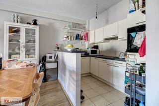 Dit appartement in Anderlecht biedt een ruime en goed onderhouden woning van 105 m², gebouwd in 2006. Het is de ideale leefruimte voor gezinnen, koppels professionals die op zoek zijn naar een elegante en functionele woonplaats. De indeling omvat een inkomhal, een woonkamer met open keuken, drie slaapkamers, een badkamer en een praktische wasruimte. De volledig uitgeruste keuken is ideaal voor kookliefhebbers. Na een drukke dag kun je volledig tot rust komen op het ruime terras, een perfecte plek om te genieten van de zon of te ontspannen tijdens een gezellige avond met vrienden en familie.<br /><br />Het appartement wordt verwarmd door een individuele gasverwarming en heeft een energieprestatiecoëfficiënt (PEB) met een C-score. De ligging aan de Avenue Prince de Liège biedt een rustige omgeving, met de belangrijke voordelen van aangewezen winkels, scholen en openbaar vervoer. Dit maakt het appartement de perfecte keuze voor wie een goede balans zoekt tussen comfort, stijl en bereikbaarheid.<br /><br />Mis deze kans niet en neem vandaag nog contact met ons op voor een bezichtiging via telefoon 02 378 04 44 of via mail info@immogrootleeuw.be!