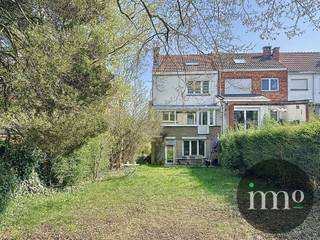 IMMO STORE presenteert deze charmante en ruime driegevelwoning met 5 slaapkamers en gezellige zuidwestgerichte tuin in een nette rustig...