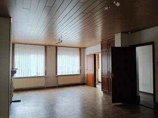 Een rijwoning met karakter en potentieel gelegen in het gezellige centrum van Aarschot! Hier woon je nabij lokale winkels, leuke horeca en toch rustig! Openbaar vervoer binnen handbereik. Een plek met heel veel charme en vooral een woning met heel veel mogelijkheden! Kom binnen...<br /><br />Je komt binnen in de inkomhal, een klassieke start die meteen structuur geeft aan de woning. Van hieruit leiden 2 deuren je naar de leefruimte. Een indeling die vandaag al werkt, maar die ook ruimte laat om het anders aan te pakken. Mooie zeer ruime leefruimte die overloopt naar de keuken achteraan. De keuken is geïnstalleerd. Vanuit de keuken kom je op de koer. Die is momenteel overdekt, maar kan weer open gemaakt worden zodat je er een terras van kunt maken. Achter de keuken vind je een ingerichte badkamer.<br /><br />Op de eerste verdieping kom je 2 zeer ruime slaapkamers tegen. Slaapkamers, bureau, ....hier kan je nog alle kanten uit! Een toilet bevindt zich ook op deze verdieping. Het licht vindt makkelijk zijn weg doorheen deze verdieping.<br /><br />Op de tweede verdieping tref je nogmaals 2 ruime kamers aan, ook hier kunnen ze ingevuld worden naar keuze.<br /><br />Alsof dat nog niet genoeg is, is de woning ook volledig onderkelderd. Handig voor alles wat je graag dichtbij houdt maar niet dagelijks nodig hebt.<br /><br />Dit is een huis voor wie zin heeft om erin te duiken, om keuzes te maken en om iets eigen te creëeren.<br /><br />EPC label F (519 kWh/m2)<br /><br />Benieuwd? Info@immovdb.be