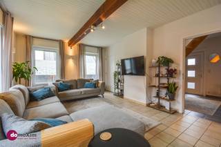 Halfopen bebouwing met 4 slaapkamers in Boortmeerbeek Via de inkomhal met apart toilet kom je in de leefruimte met zit- en eetgedeelte. De leefruimte...