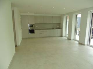 <p><strong>SINT-IDESBALD - Residentie Mary Celeste</strong></p>
<p>Kleinschalige nieuwbouw residentie met slechts 3 appartementen, elk appartement beschikt over een zonneterras en een private kelder, gelegen op wandelafstand van het centrum en het strand.<br /><br /><u><strong>Het appartement nr. 01.01 op de eerste verdieping bestaat uit:</strong></u> inkomhall met afzonderlijk toilet, een ruime woonkamer met directe toegang tot het zonneterras (8,70 x 2,10). Open en volledig ingerichte keuken en een afzonderlijke berging, een badkamer met inloopdouche en twee slaapkamers. Individuele centrale verwarming op gas.<br />Huurprijs: €1100/maand - syndicuskosten inclusief.<br /><br />Beschikbaar vanaf 1 oktober 2026. Enkel te bezoeken op afspraak.<br /> </p>