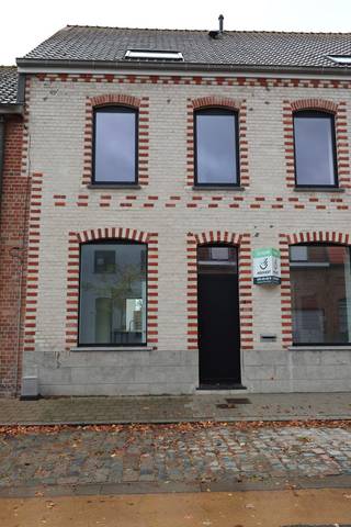 Deze 2 woningen zijn gelegen in de rustige Kouterstraat in Merkem. Een gezellig en rustig dorp met alle nodige voorzieningen nabij.De woningen werd...