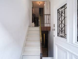 <p>Gelegen in het karaktervolle centrum van Gent met bevindt zich deze verrassend ruime woning in het Godshuishammeke te Gent. Deze charmante straat, die haar oorsprong kent tot in de 13de eeuw, ademt authenticiteit en ligt op een bijzonder centrale locatie vlak bij het bruisende stadsleven.</p>
<p>De woning zelf valt meteen op door haar prachtige voorgevel, die het karakter van het pand perfect weerspiegelt. Achter deze gevel schuilt een uitzonderlijk ruime woning die zich uitstrekt over meerdere verdiepingen. Binnenin vindt u een aangename leefruimte met aansluitende keuken, waar licht en ruimte centraal staan. Op de verdiepingen bevinden zich maar liefst zes volwaardige slaapkamers, wat deze woning uitermate geschikt maakt voor grote gezinnen of wie nood heeft aan extra ruimte.</p>
<p>Het gelijkvloers biedt bovendien een polyvalente verdieping die volledig naar eigen wens kan worden ingericht: denk aan een praktijkruimte, hobbyruimte, bureau of extra leefgedeelte. In combinatie met de royale volumes maakt dit het pand ook bijzonder interessant voor cohousing, kangoeroewonen of een professionele invulling zoals kantoren.</p>
<p>Een absolute troef is de grote garage, die plaats biedt aan één ruime wagen of twee kleinere voertuigen – een zeldzaamheid op deze centrale ligging.</p>
<p>Ook de omgeving draagt sterk bij tot de aantrekkingskracht van deze woning. In de directe nabijheid vindt u diverse buurtvoorzieningen, zoals het Buurtcentrum Sluizeken en sportfaciliteiten op wandelafstand, wat bijdraagt aan een levendige en sociale buurt.<span> </span>Daarnaast geniet u hier van een vlotte bereikbaarheid, zowel met de fiets, het openbaar vervoer als de wagen, en bevindt u zich op korte afstand van het historische stadscentrum met zijn winkels, horeca en cultuur.</p>
<p>Kortom, een unieke en veelzijdige eigendom met tal van mogelijkheden, gelegen op een centrale locatie in Gent waar ruimte en bereikbaarheid hand in hand gaan. Een bezoek zal u ongetwijfeld overtuigen van het potentieel dat deze woning te bieden heeft.</p>