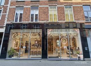<p><span>Twee uitzonderlijke handelshuizen met ruime boutique in hartje Diest</span></p><p><span>In de Leuvensestraat, op wandelafstand van de Botermarkt en de Grote Markt, biedt </span><span>Immo Diest</span><span> u twee stijlvolle handelshuizen te koop aan. Een unieke kans voor wie een ruimte zoekt in het centrum van Diest, met bovendien interessante ontwikkelings- én investeringsmogelijkheden.</span></p><h3><span>Grote, instapklare boutique ca. 200 m² gelijkvloerse winkelruimte</span></h3><p><span>De gelijkvloerse verdiepingen van beide panden werden in </span><span>2016</span><span> volledig verbouwd en samengevoegd tot één grote, aantrekkelijke boutique van samen ongeveer </span><span>200 m²</span><span> (ca. </span><span>100 m² per eigendom</span><span>):</span></p><ul><li><span>moderne, commerciële ruimte met brede gevel en mooie etalagemogelijkheden</span></li><li><span>kwalitatieve afwerking, instapklaar voor retail, showroom, conceptstore, speciaalzaak, </span></li><li><span>de opening tussen beide gelijkvloerse ruimtes kan </span><span>eenvoudig opnieuw dichtgemaakt</span><span> worden, zodat de panden opnieuw apart exploiteerbaar zijn</span></li></ul><p><span>Boven de handelsruimte bevindt zich per pand een </span><span>verdieping voor stockage</span><span>.<br />Na renovatie kan deze bovenverdieping desgewenst ook als </span><span>bewoning</span><span> worden ingericht (onder voorbehoud van de nodige vergunningen en regelgeving).</span></p><h3><span>Flexibel gebruiksscenario</span></h3><p><span>Deze eigendommen bieden tal van mogelijkheden:</span></p><ul><li><span>Aankoop als geheel</span><span>: ideaal voor wie een ruime winkel/handelszaak of combinatiezaak wenst.</span></li><li><span>Gebruik per pand</span><span>: perfect als u slechts één handelsruimte nodig hebt, of als u een deel wenst te verhuren.</span></li><li><span>Interessant als investering</span><span>:</span><ul><li><span>verhuur van de volledige boutique als één groot handelspand</span></li><li><span>of opsplitsing en afzonderlijke verhuur van beide handelshuizen</span></li></ul></li></ul><p><span>Dankzij de </span><span>centrale ligging</span><span>, het </span><span>aantrekkelijke winkeltraject</span><span> in de Leuvensestraat en </span><span>parkeermogelijkheid</span><span> in de directe omgeving (Grote Markt, Citadel), spreken deze handelshuizen een breed publiek aan: retail, dienstverlening, beauty &amp; wellness, boutique-concepten, cross-overs tussen coffee, healthy, beauty &amp; fashion, enz.</span></p><p><span>De verkoop gebeurt naar aanleiding van de </span><span>verhuis en uitbreiding van de bestaande zaak</span><span>, wat een sterk signaal geeft over de commerciële waarde van deze locatie.</span></p><h3><span>Praktische troeven op een rij</span></h3><ul><li><span>Topligging in het </span><span>centrum van Diest</span><span>, Leuvensestraat 7-9</span></li><li><span>Ca. </span><span>100 m² gelijkvloers per pand</span><span>  samen ca. </span><span>200 m² boutique</span></li><li><span>Volledig vernieuwd gelijkvloers in 2016</span></li><li><span>Bovenverdieping momenteel in gebruik als stockage  </span><span>mogelijkheid tot bewoning na renovatie</span></li><li><span>Aankoop mogelijk samen of afzonderlijk</span></li><li><span>Zeer geschikt als </span><span>eigen uitbating</span><span> én als </span><span>opbrengsteigendom</span></li><li><span>Parkeergelegenheid vlakbij: </span><span>Grote Markt</span><span> en </span><span>Citadel</span></li></ul><h3><span>Interesse in dit handelshuis in Diest?</span></h3><p><span>Ontdek de mogelijkheden van deze unieke eigendommen ter plaatse of alvast online via de </span><span>virtuele tour</span><span> op onze website:<br /> <span>www.immodiest.be</span></span></p><p><span>Meer info of een bezoek plannen?</span><span><br />Bel </span><span>Immo Diest</span><span> op </span><span>013 31 25 22</span><span> of neem contact op via onze <span>contactpagina</span></span><span>.</span></p><p><span>Immo Diest uw vaste partner voor </span><span>handelspanden te koop</span><span> in Diest en het Hageland.</span></p><p><span>Disclaimer: <br />De gebruikte AI-renders op deze website zijn gecreëerd met behulp van artificiële intelligentie en dienen uitsluitend ter illustratie van de mogelijke inrichting of uitstraling van een pand. Deze beelden zijn niet bindend en geven geen garantie over de huidige of toekomstige toestand van het vastgoed. Afmetingen, materialen, kleuren en inrichting op de AI-renders kunnen afwijken van de werkelijkheid. Geïnteresseerden worden aangeraden steeds het pand persoonlijk te bezichtigen en geen rechten te ontlenen aan de getoonde visualisaties. Voor vragen of verduidelijkingen kan u steeds contact opnemen met Immo Diest.</span></p><p><span> </span></p>