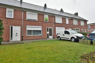 <h3><span>Ideale starterswoning in kindvriendelijke omgeving te Oudegem</span></h3><h3><span> </span></h3><p><span>Deze gezinswoning is gelegen in een uiterst rustige en kindvriendelijke buurt te Oudegem, en toch op wandelafstand van winkels, scholen en openbaar vervoer. Bovendien bevindt de woning zich vlak bij een vlotte verbindingsweg tussen Dendermonde en Aalst en op slechts 10 minuten rijden van de autosnelweg.</span></p><p><span><br />Op het gelijkvloers betreedt u de woning via de inkomhal die uitgeeft op de leefruimte met halfopen keuken. De keuken biedt toegang tot een praktische berging/wasplaats, een droge opslagruimte en een apart gastentoilet.</span></p><p><span>Aansluitend bevindt zich een veranda (11,50 m²) met de mogelijkheid om de leefruimte en keuken uit te breiden. Vanuit deze ruimte geniet u van zicht op het oostgericht terras. Achteraan bevindt zich een ruime tuinberging (11 m²), ideaal voor het stallen van fietsen en tuinmateriaal. </span><span>Extra troef</span><span>: er is een handige achteruitgang aan het perceel.</span></p><p><span> </span></p><p><span>Op de eerste verdieping vindt u een badkamer met ligbad, lavabo en tweede toilet, twee volwaardige slaapkamers (14 m² en 11 m²) en een derde kamer (6,50 m²) die perfect kan dienen als dressing of bureau. Deze ruimte kan eventueel worden omgevormd tot een grotere badkamer. Via de nachthal is er toegang tot de zolderruimte, die extra opslagmogelijkheden biedt.</span></p><p><span> </span></p><p><span>Extra troeven</span><span>:</span><span><br /></span><span>Conforme</span><span> elektrische keuring (</span><span>geldig tot 26/02/2039</span><span>) - </span><span>EPC-label C</span><span> score </span><span>247 kWh/m²</span><span> (geen renovatieverplichting) - rustige en kindvriendelijke woonomgeving met speelpark achteraan de wijk</span></p><p><span> </span></p><p><span>Interesse? Kom deze woning zelf ontdekken en maak vandaag nog een afspraak via 052 55 55 55, <span>info@immotwins.be</span></span><span> of bezoek <span>www.immotwins.be</span></span></p>