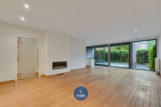 GELIJKVLOERS APPARTEMENT MET 2 SLPKS IN 'HET MOOISTE DORP VAN VLAANDEREN' ! <br /><br />We vinden dit appartement met een bewoonbare oppervlakte van 136 m² terug op een perceel van 23a 40ca in Rekem-Lanaken. <br /><br />Voor meer informatie, neem zeker een kijkje op onze website via de volgende link:<br />https://www.sterkvastgoedmakelaars.be/detail/te-koop-appartement-lanaken/7630670?dosearch=True&amp;flowstatus=ForSale,ForSaleReserved,ForSaleWithBid,ToCompleteForSale,SoldUnderReserve,Sold&amp;pageindex=1&amp;pagesize=12&amp;searchpage=ForSale&amp;sortdirection=DESC&amp;sortfield=pub_flowstatus&amp;transactiontype=Sale