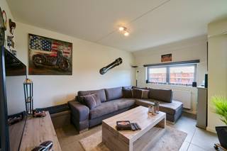 <strong>Rustig gelegen duplex appartement in het centrum van Zolder met 2 slaapkamers</strong>. Super rustig gelegen en toch op wandelafstand van het centrum. De duplex heeft een goede lichtinval en 2 terrassen waarvan ééntje op het zuiden. Twee ondergrondse staanplaatsen en een kelderberging zitten inbegrepen in de prijs. Gelegen op de 2de en 3de verdieping. Het appartementsgebouw is van 2016.<br /><br />Een goed geïsoleerde buitenkant en een goede technische installatie binnenin verzekeren je een laag verbruik en dus energiezuinig wonen met label B. Ideaal om te investeren gezien de goede huidige huurder of voor zelfbewoning. Deze duplex heeft een bewoonbare oppervlakte van 104m².<br /><br /><span>De indeling van<strong> het ruime duplex appartement (appartement 10)</strong> is als volgt</span>:<br />Inkomhal met aan de ene kant toegang tot de eetruimte en de zitruimte en aan de andere kant de uitgeruste keuken met ontbijthoek . Tevens is er een aparte WC en een wasberging. Aan beide zijden is er een terras aan keuken en zitruimte samen goed voor een oppervlakte van 11m². De centrale trap gaat de bovenverdieping met 2 slaapkamers. De hoofdslaapkamer heeft toegang tot de badkamer met douche en dubbele lavabo. De 2de slaapkamer heeft ook nog een extra berging voorzien van de verwarmingsketel. <br /><br /><strong>Twee ondergrondse parkeerplaatsen achter elkaar (nr 17 en 18) en een zeer ruime kelderberging (nr. 4)</strong> voorzien en inbegrepen in de prijs.<br /><br />De verwarming gebeurt met een condenserende ketel op aardgas. Lift aanwezig.<br /><br />Wil je investering in een mooi afgewerkt appartement om te verhuren of zelf in te wonen? Neem dan snel contact op 011 39 90 50 voor meer info.<br /><br />Wij ontzorgen je ook voor de <strong>verkoop </strong>van je <strong>huidige woning</strong>! Voor meer uitleg helpen we je graag verder.