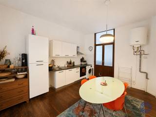 <p><span>Informations sur l'appartement </span></p><p><span>Appartement lumineux de 2 chambres à coucher avec terrasse orientée vers le sud dans un emplacement de choix au Zuid. Cet agréable appartement d'environ 76 m² est situé au premier étage d'un petit immeuble (sans ascenseur) et jouit d'une excellente situation dans la rue animée Volkstraat, à quelques pas du Zuid. Le salon confortable d'environ 15 m² est baigné de lumière naturelle grâce à de grandes fenêtres. La cuisine semi-ouverte adjacente est équipée d'une plaque de cuisson électrique, d'un four, d'une hotte aspirante, d'un lave-vaisselle, d'un réfrigérateur avec congélateur séparé et d'un évier. L'appartement dispose de deux chambres spacieuses d'environ 15,5 m² et 10,5 m² respectivement. Les deux chambres sont situées à l'avant du bâtiment, sont recouvertes de parquet et bénéficient d'une belle hauteur sous plafond. A l'arrière se trouve une terrasse d'environ 3 m² orientée vers le sud. La salle de bains est équipée d'une douche dans une baignoire et d'un lavabo. Il y a également des toilettes séparées pour les invités. Les charges communes mensuelles s'élèvent à 110 et comprennent la consommation des parties communes ainsi qu'une provision pour la consommation d'eau privée. Grâce à sa situation centrale, vous bénéficiez d'un large éventail de cafés, de restaurants et de magasins agréables dans les environs immédiats.</span></p><p><span> </span></p><p><span>Aménagement</span></p><ul><li><span>Hall d'entrée spacieux.</span></li><li><span>Salle de séjour (environ 15,5m²) très lumineuse grâce aux grandes fenêtres et aux hauts plafonds.</span></li><li><span>Cuisine ouverte (environ 15,5m²) avec cuisinière électrique, four, réfrigérateur avec congélateur séparé, évier, lave-vaisselle et hotte aspirante.</span></li><li><span>Terrasse (environ 3m²) à l'arrière du bâtiment.</span></li><li><span>Chambre 1 (env. 10,5m²) sur parquet, à l'avant du bâtiment.</span></li><li><span>Chambre 2 (env. 5,5m²) avec hauts plafonds, à l'avant du bâtiment. </span></li><li><span>Salle de bains carrelée avec douche et lavabo.</span></li><li><span>Toilettes séparées.</span></li></ul><ul><li><span>Branchement pour machine à laver dans la cuisine.</span></li><li><span>Beaucoup de lumière dans tout l'appartement.</span></li><li><span>Hauts plafonds.</span></li></ul><p><span> </span></p><p><span>Informations sur la location :</span></p><ul><li><span>Loyer : 800 EUR/mois + 110 EUR/mois</span></li><li><span>Disponibilité : 01/09/2026.</span></li></ul><ul><li><span>Frais généraux : 110 EUR/mois : consommation des parties communes et provision pour l'utilisation privée de l'eau</span></li><li><span>Consommation : compteur communal pour l'eau, compteur individuel pour l'électricité. Le gaz n'est pas présent.</span></li><li><span>Garantie locative : 3 mois</span></li><li><span>Frais d'emménagement (obligatoire) : 200 EUR hors TVA, à payer par les deux parties</span></li></ul><p><span> </span></p><p><span>Immeuble :</span></p><ul><li><span>Immeuble en bon état composé de 4 étages avec mezzanines. Magasin au rez-de-chaussée et 1 appartement par étage et mezzanine.</span></li><li><span>Pas d'ascenseur disponible.</span></li><li><span>Interphone disponible.</span></li></ul><p><span> </span></p><p><span>Emplacement :</span></p><ul><li><span>Situé dans la célèbre Volkstraat au sud !</span></li><li><span>Cafés et restaurants agréables dans la rue et à proximité.</span></li><li><span>Transports en commun et stations de vélo.</span></li><li><span>MOBISCORE : 9,5/10 !</span></li></ul><p><span> </span></p><p><span>*Les informations contenues dans ce prospectus sont données à titre indicatif : les candidats locataires doivent faire leur propre affaire de l'obtention, de la vérification et de l'interprétation de ces informations.</span></p>