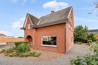 <strong>Vrijstaande woning op een prachtig perceel van 1.132 m².</strong><br /><br />Op zoek naar een woning met ruimte, privacy en mogelijkheden?<br />Deze vrijstaande woning in Itegem is rustig gelegen en biedt dankzij het ruime perceel heel wat potentieel.<br /><br /><strong>Omvat:</strong><br />Gelijkvloers: inkomhal, woonkamer, keuken, berging, apart toilet en wasplaats.<br />Verdieping: 3 slaapkamers en badkamer<br />Zolder<br />Buiten geniet je van een ruime tuin, een overdekt terras en een tuinberging.<br />Daarnaast beschikt de woning over een garage.<br /><br /><strong>Extra info:</strong><br />Ramen met dubbele beglazing<br />Rolluiken<br />Centrale verwarming op stookolie<br />Renovatieplicht: EPC 798 kWh/m²/jaar – energielabel F.<br /><br />Een woning met een stevige basis en vooral veel potentieel, ideaal voor wie bereid is de woning verder te moderniseren.<br /><br /><strong>Ontdek deze woning online</strong><br />Bekijk alvast de interactieve grondplannen en foto's op onze website:<br />🌐 www.wijns.be<br /><br /><strong>Interesse?</strong><br />Contacteer ons vandaag nog voor meer informatie of een bezoek ter plaatse.<br />📞 0473/33 33 33<br />✉️ philip@wijns.be