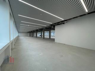 <strong>Kantoorruimte </strong>van in totaal <strong>482 m² </strong>te Sint-Gillis, gelegen in de bruisende Dejonckerstraat op een absolute toplocatie vlak bij de Louizalaan.<br /><br />Deze dynamische buurt biedt een uitzonderlijke mix van voorzieningen: een ruim aanbod aan restaurants zoals Lloyd Café en De Colonel, diverse winkels, sportfaciliteiten en andere diensten op wandelafstand. De centrale ligging garandeert bovendien een uitstekende bereikbaarheid met het openbaar vervoer en de wagen, wat zorgt voor een vlotte toegang voor medewerkers en bezoekers.<br /><br />Het kantoorgebouw wordt momenteel grondig en volledig gerenoveerd met de nieuwste duurzame technieken. Zo wordt het uitgerust met een warmtepomp en volledig gasloos uitgevoerd, wat resulteert in een toekomstgerichte en energie-efficiënte werkomgeving. Daarnaast dragen moderne ventilatiesystemen, <strong>LED-verlichting</strong> en <strong>zonnepanelen</strong> bij aan een optimaal werkcomfort en aanzienlijk lagere energiekosten.<br /><br />Deze combinatie van strategische ligging, hoogwaardige renovatie en duurzame technologie maakt dit project bijzonder aantrekkelijk voor ondernemingen die op zoek zijn naar kwalitatieve en toekomstbestendige kantoorruimte in het hart van Brussel.<br /><br />Contacteer <strong>PANORAMA B2B </strong>voor meer informatie of een vrijblijvend plaatsbezoek op <strong>0477 09 00 09</strong>.