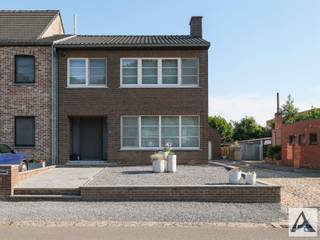 <h3><span>COMFORTABELE EN GERENOVEERDE EENGEZINSWONING OP RUSTIGE LOCATIE NABIJ HET GROEN</span></h3><p><span>Welkom in deze instapklare eengezinswoning, rustig gelegen in de aangename woonwijk Jonkherenbos. Deze kindvriendelijke buurt combineert een groene omgeving met een uitstekende bereikbaarheid. Scholen, winkels en andere dagelijkse voorzieningen bevinden zich in de nabije omgeving, terwijl ook de verbinding naar omliggende steden en de autosnelwegen richting Antwerpen en Brussel vlot verloopt.</span></p><p><span>De woning onderging de voorbije jaren een grondige renovatie, waarbij comfort, duurzaamheid en energiezuinigheid centraal stonden. Zo werden onder meer het dak vernieuwd en geïsoleerd, de spouwmuren nageïsoleerd, nieuwe ramen geplaatst en de elektrische installatie volledig vernieuwd. Daarnaast werd een nieuwe gasketel geïnstalleerd en zorgen de aanwezige zonnepanelen voor een lagere energiefactuur. Ook het interieur kreeg een eigentijdse update met een vernieuwde keuken, badkamer en vloeren.</span></p><p><span>Bij het betreden van de woning komt u terecht in een ruime inkomhal met apart gastentoilet. De lichtrijke leefruimte vormt samen met de keuken een aangename leefomgeving, waarbij u vanuit de keuken geniet van een mooi uitzicht op de tuin. Aansluitend bevindt zich een praktische berging. De ruime, zonnige tuin vormt een ideale plek om te ontspannen of te genieten met het hele gezin en beschikt bovendien over een garage.</span></p><p><span>Op de eerste verdieping bevinden zich twee ruime slaapkamers, een derde kamer die momenteel dienst doet als dressing maar perfect kan ingericht worden als kinderkamer of bureau, en een volledig vernieuwde badkamer.</span></p><p><span>De tweede verdieping beschikt over een praktische zolder die uitstekend geschikt is als extra bergruimte.</span></p><h3><span>Indeling</span></h3><p><span>Gelijkvloers</span></p><ul><li><span>Ruime inkomhal </span></li><li><span>Apart gastentoilet </span></li><li><span>Lichtrijke leefruimte </span></li><li><span>Vernieuwde keuken met uitzicht op de tuin </span></li><li><span>Praktische berging </span></li><li><span>Ruime tuin </span></li><li><span>Garage </span></li></ul><p><span>Eerste verdieping</span></p><ul><li><span>Twee ruime slaapkamers </span></li><li><span>Derde slaapkamer / dressing / bureau </span></li><li><span>Vernieuwde badkamer </span></li></ul><p><span>Tweede verdieping</span></p><ul><li><span>Praktische zolder met extra opslagruimte </span></li></ul><h3><span>Troeven</span></h3><ul><li><span>Rustige en kindvriendelijke ligging in Jonkherenbos </span></li><li><span>Nabij groen, scholen, winkels en invalswegen </span></li><li><span>Grondig gerenoveerd </span></li><li><span>Vernieuwd dak met dakisolatie </span></li><li><span>Spouwmuurisolatie </span></li><li><span>Nieuwe ramen </span></li><li><span>Vernieuwde elektrische installatie </span></li><li><span>Recente gasketel </span></li><li><span>Zonnepanelen </span></li><li><span>Vernieuwde keuken, badkamer en binnendeuren </span></li><li><span>Lichtrijke leefruimtes </span></li><li><span>Ruime tuin met garage </span></li><li><span>Landelijke uitstraling dankzij de rustieke kasseien en de stijlvolle toegang in blauwe hardsteen </span></li></ul><p><span>Deze verzorgde woning combineert een rustige ligging met hedendaags wooncomfort en een energiezuinige afwerking. Dankzij de doordachte renovaties, de ruime tuin en de uitstekende bereikbaarheid is dit de ideale thuis voor jonge gezinnen of koppels die op zoek zijn naar een instapklare woning waar ze jarenlang zorgeloos kunnen wonen.</span></p><p><span>Interesse? Neem vandaag nog contact op via info@immopa.be of via 089/50.35.85 voor meer informatie of een bezichtiging.</span></p>
