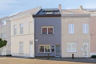 À 10 minutes à vélo du centre de Gand, cette maison rénovée dotée d'une cour confortable est située dans un quartier très calme. Les...
