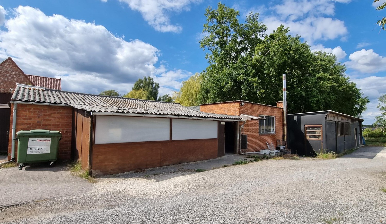 Woning met achterliggend magazijn op een totaal perceel van 19 are 58 ca. - foto 4