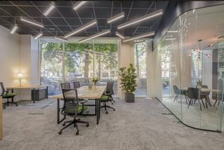 Instapklare kantoren te huur in Brussel.Dit gebouw biedt privékantoren, coworkingruimtes en vergaderzalen die u flexibel kunt gebruiken volgens uw...