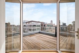 Exclusieve duplex met 210 m² woonbeleving in hartje Roeselare<br /><strong>ROESELARE STADSKERN | RECENT LUXUEUS VERNIEUWD | 2 À 3 SLAAPKAMERS | 2 TERRASSEN | 210 m²</strong><br /><br />Een uitzonderlijke eigendom op een absolute A-locatie in het centrum van Roeselare. Een woonparel uit de duizend voor snelle beslissers. <br />Deze<strong> impressionante duplex</strong>, verdeeld over de 4de en 5de verdieping, werd in 2026 verfijnd vernieuwd en <strong>combineert royale volumes</strong> met een hoogwaardige afwerking en een ongeëvenaarde woonbeleving.<br />De lichtrijke leefverdieping beschikt over meerdere<strong> stijlvolle zit- en ontspanningsruimtes</strong>, een prachtig terras met open zicht over de Munt en de Noordstraat, een exclusief gastentoilet en een hoogwaardige keuken in blauwsteen van Obumex, uitgerust met nieuwe toestellen en een elegante bar-/zitruimte.<br /><br />Via de sierlijke trap bereikt men de privéverdieping. Hier bevinden zich 2 à 3 slaapkamers, waaronder <strong>een luxueuze master suite </strong>met dubbele maatwerkdressing, nieuwe badkamer en <strong>royale inloopdouche en privaat terras</strong>.  De master beschikt bovendien over een privéterras met spectaculaire vergezichten — een unieke plek om in alle rust te genieten.<br /><br />Dankzij de royale oppervlakte en de polyvalente indeling is zelfs een extra kamer, bureau of vierde slaapgelegenheid mogelijk.<br /><br /><strong>Exclusieve troeven</strong><br />- ± 210 m² woonoppervlakte – uitzonderlijk in de stadskern<br />- Hoogwaardige renovatie en afwerking in 2026<br />- 2 volwaardige verdiepingen, bereikbaar met lift<br />- 2 terrassen met buitengewone vergezichten<br />- 2 à 3 slaapkamers, met mogelijkheid tot extra kamer<br />- EPC B – geen renovatieverplichting<br />- Kleinschalig project op een absolute topligging is groot voordeel!<br />- Nabij mogelijkheid tot aankoop van een gelijkvloerse garage met dubbele afgesloten poort<br />- Aparte kelderberging van  +/- 4m2<br /><br /><strong>Een zeldzame combinatie van ruimte, luxe, privacy en panoramische vergezichten, midden in het bruisende hart van Roeselare.</strong><br /><br />Een eigendom die u niet alleen moet bekijken, maar vooral moet rijkelijk ervaren.<br />Persoonlijk bezoek uitsluitend op reservatie.<br />T. 051 62 40 40