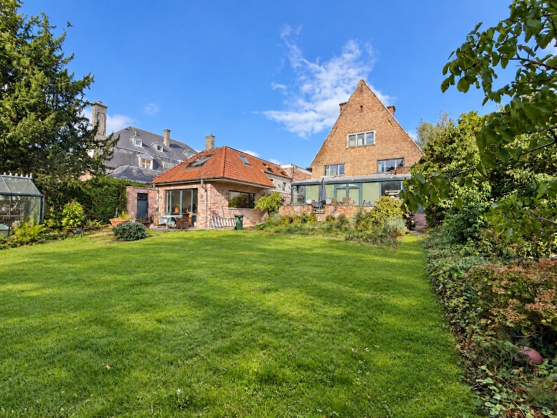 Klassevolle villa met royale ruimtes en mooie tuin in een residentiële buurt - foto 4