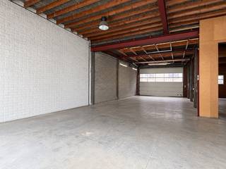Loods te koop in Harelbeke +-168m²<br /><br />+-7m breed op +-21,37m diep (binnenmaten). Afmetingen zijn nog onder voorbehoud. <br />Er dient nog een landmeter langs te komen om de grenzen van de loodsen vast te leggen. <br /><br />Elektrische poort aanwezig. Plafondhoogte van de loods is 4,84m hoog.