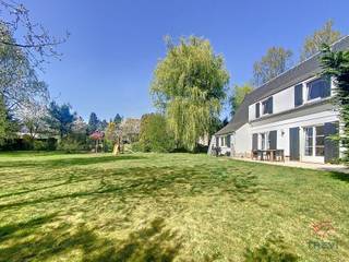 BRAINE-L’ALLEUD limite WATERLOO – Dans le quartier du Clerbois, découvrez cette magnifique villa non meublée de ±220m² habitables nichée sur...