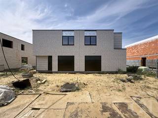 <p>Energiezuinig wonen in een rustige, groene omgeving</p><p>Tijdelijke actie: de 1ste koper ontvangt 10 operationele zonnepanelen van 460 Wp, ter waarde van € 5.000, volledig GRATIS.</p><p>In Project Veldzicht in Begijnendijk bevinden zich momenteel al 4 woningen in de ruwbouwfase en zullen binnenkort wind- en waterdicht zijn. Wie snel beslist, kan de materialen en afwerking nog naar eigen smaak kiezen.</p><p>De woning ligt in een doodlopende straat en geniet van een rustige ligging met een open, landelijk uitzicht aan de achterzijde. Tegelijk woon je op wandelafstand van het station, met verbindingen richting Antwerpen, Hasselt, Leuven en Brussel. Ook het centrum van Begijnendijk en de stad Aarschot bevinden zich vlakbij.</p><p>Op het gelijkvloers is er een inkomhal met apart gastentoilet. Verder beschikt de woning over een inpandige garage, een ruime leefruimte en een open keuken. Dankzij de grote raampartijen geniet je hier van veel natuurlijk licht en een mooi zicht op de tuin en de achterliggende weide.</p><p>De eerste verdieping omvat 3 volwaardige slaapkamers, een nachthal met afzonderlijk toilet en een praktische wasberging. De badkamer heeft plaats voor een ligbad, een aparte douche en een dubbele wastafel.</p><p>Voor een laag energieverbruik en een hoog wooncomfort wordt de woning voorzien van:</p><p>* een warmtepomp met vloerverwarming;<br />* ventilatiesysteem type D;<br />* regenwaterrecuperatie;<br />* 10 zonnepanelen van 460 Wp;</p><p>De verkoop gebeurt onder de Wet Breyne (12% registratie op de grond en 21% btw op de constructie)</p><p>Interesse in deze woning? Contacteer ons via 016 90 10 21 of info@future-home.be.<br /> </p>