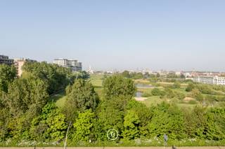 Op de zesde verdieping van de stijlvolle residentie "Infinity" bevindt zich dit schitterend appartement.<br /><br />We betreden het appartement via de inkomhal met gastentoilet die uitgeeft naar de ruime en lichtrijke leefruimte bestaande uit de living, eetplaats en schitterende open keuken. Daarnaast bestaat het appartement uit 3 slaapkamers, 2 badkamer en een ruime berging. <br />Het volledige appartement is omringd door erg ruime terrassen waar u geniet van een zonnige oriëntatie en prachtig zicht op de golf en de zee. <br /><br />Extra troeven:<br />- veel maatwerk<br />- mogelijkheid tot aankoop van een garagebox in de residentie<br />- fietsenberging