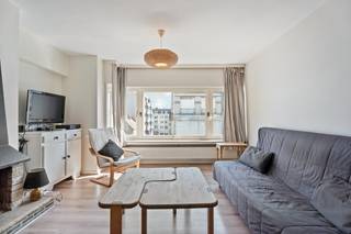 Deze interessante eigendom bevindt zich op een <strong>uitstekende</strong> <strong>locatie</strong>, pal in het <strong>centrum</strong> van <strong>Blankenberge</strong>, op slechts enkele stappen van het station.<br /><br />Het appartement beschikt over een <strong>ruime</strong>, <strong>lichtrijke</strong> <strong>woonkamer</strong> met een <strong>onderhoudsvriendelijke</strong> <strong>laminaatvloer</strong>. De aparte <strong>keuken</strong> is <strong>uitgerust</strong> met <strong>losstaande</strong> <strong>toestellen</strong> en biedt toegang tot een <strong>praktisch</strong> <strong>terras</strong>. Aansluitend is er een handige <strong>berging</strong> met <strong>aansluiting</strong> voor een <strong>wasmachine</strong>. Via de ruime inkomhal bereikt u de <strong>volwaardige</strong> <strong>slaapkamer</strong>, die uitgeeft op een <strong>comfortabel</strong>, <strong>overdekt</strong> <strong>balkon</strong>. Verder is er een <strong>aparte</strong> <strong>badkamer</strong> met <strong>ligbad</strong> (<strong>voorzien</strong> van <strong>douchefunctie</strong>) en lavabo, alsook een <strong>afzonderlijk</strong> <strong>toilet</strong>.<br /><br />Het appartement wordt <strong>verwarmd</strong> op <strong>gas</strong> via een <strong>condenserende</strong><strong> </strong>ketel, heeft een <strong>gunstig</strong> <strong>EPC</strong> en beschikt over een <strong>blanco</strong> <strong>elektrische</strong> <strong>keuring</strong>. Bovendien is er een <strong>privatieve</strong> <strong>kelderberging</strong> inbegrepen en een <strong>gemeenschappelijke</strong> <strong>ruimte</strong> voor het plaatsen van <strong>fietsen</strong>.<br /><br />Kortom, een <strong>ideale</strong> <strong>investering</strong> op een toplocatie aan de kust!