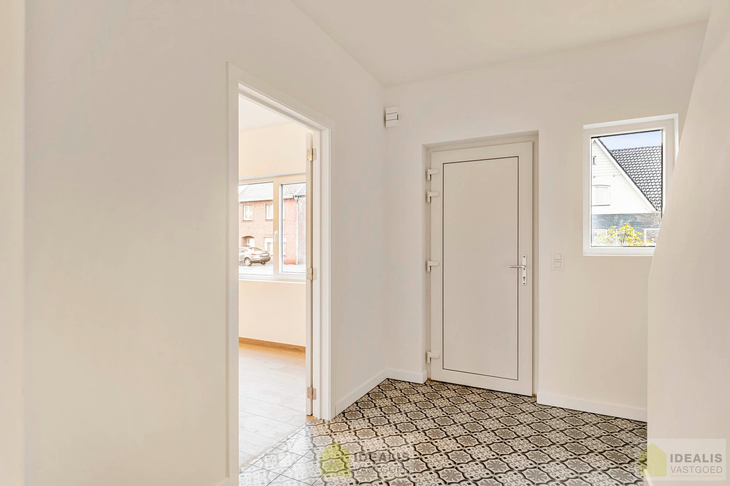 IDEALIS VASTGOED – Schitterend volledig vernieuwde woning met een heerlijke open leefruimte, luxe keuken, 3 ruime slaapkamers, twee badkamers én een ruime wasplaats! Dit heerlijke huis bevindt zich op een perceel van maar liefst 7a 94ca vlak bij het centr - foto 5