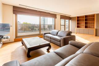<strong>Uitzonderlijke penthouse ca. 145m² met een vrij uitzicht en een uniek zonneterras van ca. 180m² op een uitstekende locatie in de Hindenstraat te Wilrijk, gelegen nabij belangrijke in- en uitvalswegen, openbaar vervoer, ziekenhuizen, parken (Middelheimpark, Park den Brandt, Nachtegalenpark), winkels en scholen.</strong><br /><br /><span><strong>INDELING: </strong></span><br />
<p>De INKOMHAL is afgewerkt met een granietenvloer en beschikt over een gastentoilet en vestiaire. De ruime, lichtrijke L-vormige LEEFRUIMTE op parketvloer omvat een gashaard, ingemaakte kasten en een gezellige zithoek met bibliotheek, alsook een eetkamer met kastenwand. Dankzij de doorgang van licht en de terrassen aan weerszijden, die toegankelijk zijn via schuiframen, geniet de ruimte van een open en luchtige sfeer. De volledig uitgeruste KEUKEN is voorzien van SMEG-toestellen, dubbele spoelbak, oven, inductiekookplaat, dampkap, vaatwasser, microgolf, koelkast en diepvries. Aparte BERGING/wasplaats met aansluiting voor wasmachine.</p>
<p>De nachthal geeft toegang tot twee ruime SLAAPKAMERS van ca. 16 m² en 12 m² op parket, elk uitgerust met ingemaakte kasten of dressing. De marmeren BADKAMER is ingericht met ligbad, douche, dubbele wastafel en handdoekrek, en beschikt over een apart toilet.<br /><br />Een riante ondergrondse dubbele GARAGEBOX van ca. 52m² met automatische poort en ingemaakte kasten wordt apart aangeboden. <br /><br />Het appartement wordt volledig omringd door een uniek DAKTERRAS, ideaal om te genieten op een zonnige dag, met open zicht en een aangenaam uitzicht op het groen.<br /><br /></p>
<span><strong>BIJZONDERHEDEN: <br /></strong></span>* Lichtrijk dakappartement met magnifiek dakterras <br />* Uitstekende locatie nabij het openbaar vervoer, Middelheimpark, Park den Brandt, Nachtegalenpark, ziekenhuizen, scholen, winkels en tal van trendy en leuke restaurants.<br />* Veel opbergruimte en ingemaakte kasten. <br />* Dubbele beglazing, airco/warmtepomp (2024), parketvloeren, conforme keuring elektriciteit, surround systeem in de leefruimte, EPC 184kWh/m²<br />* De lift geeft direct uit op de verdieping van het appartement - er is geen extra trap, perfect rolstoeltoegankelijk <br />* Hoofddak zonet gerenoveerd en voorzien van isolatie (zomer 2026)