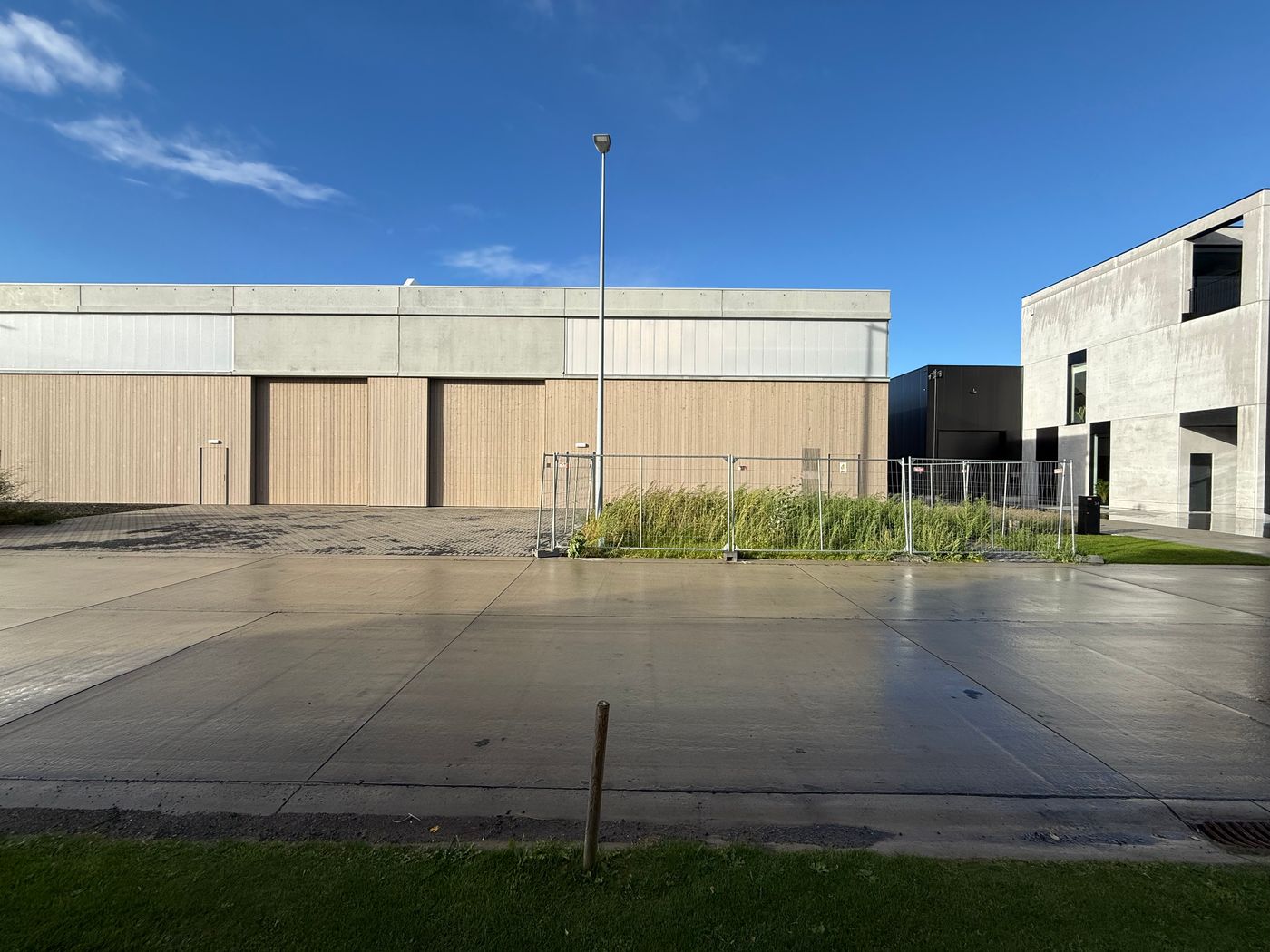 Bedrijfsgebouw van 1.097 m² met magazijn en kantoor vlakbij E17 - foto 1